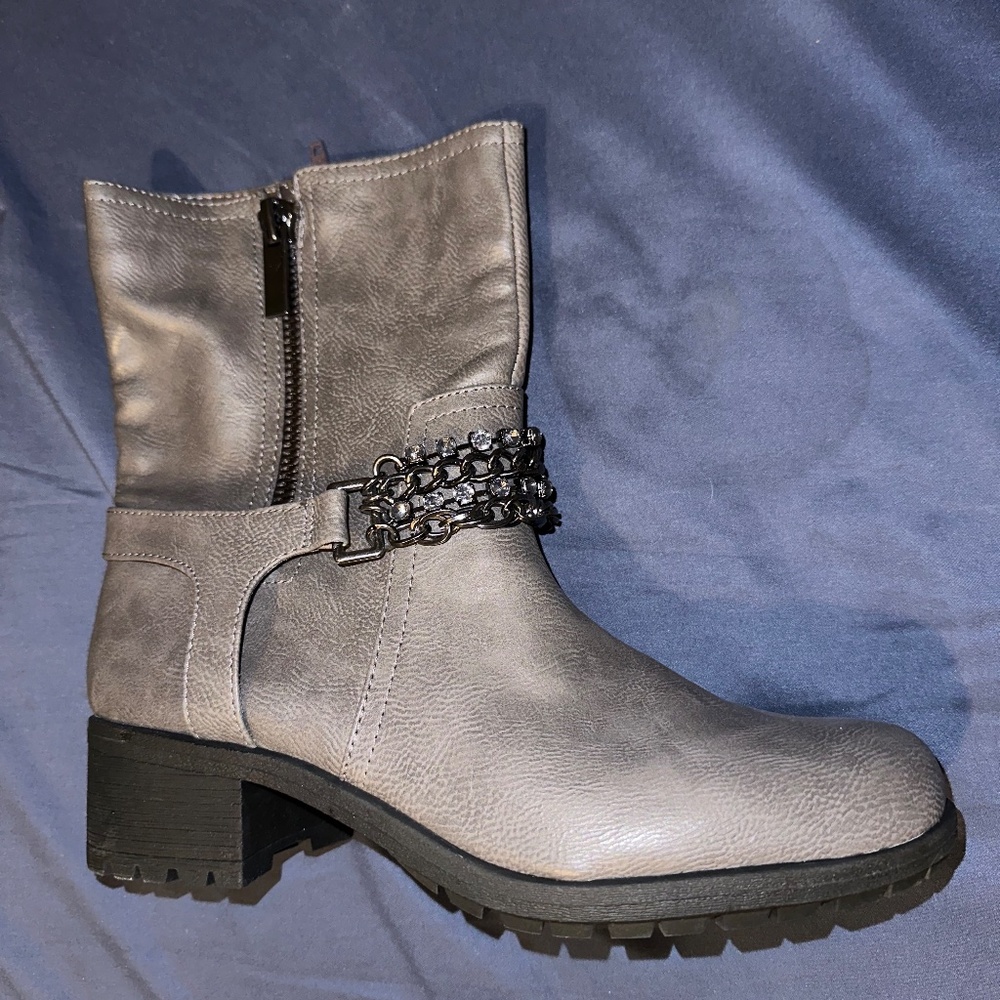 Simply Vera Vera Wang Marni Smoke Faux Leather Moto Boots Size 9 - NEW!